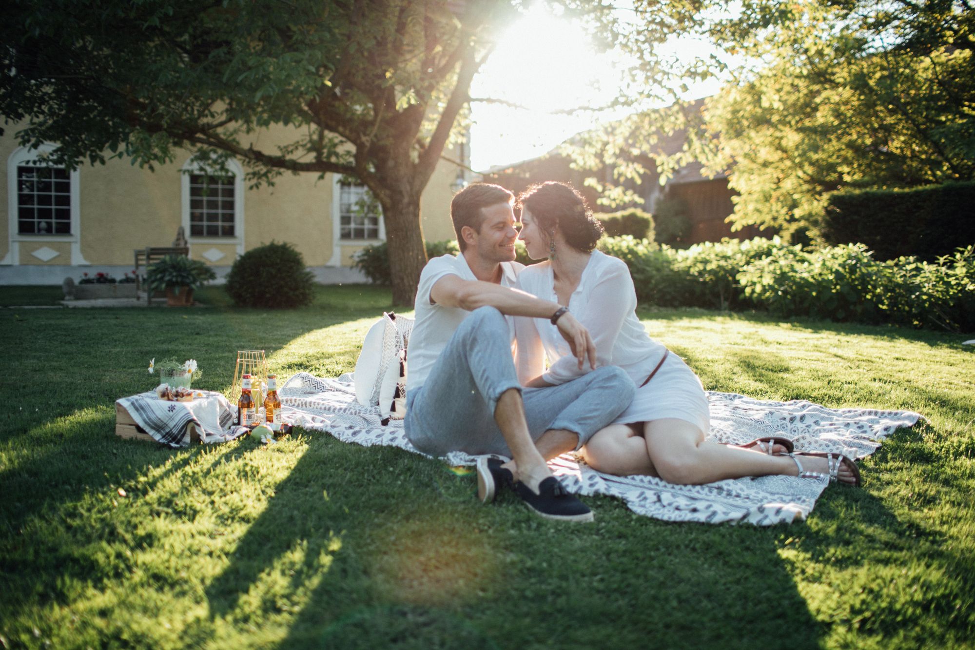 Romantisches Picknick im Grünen